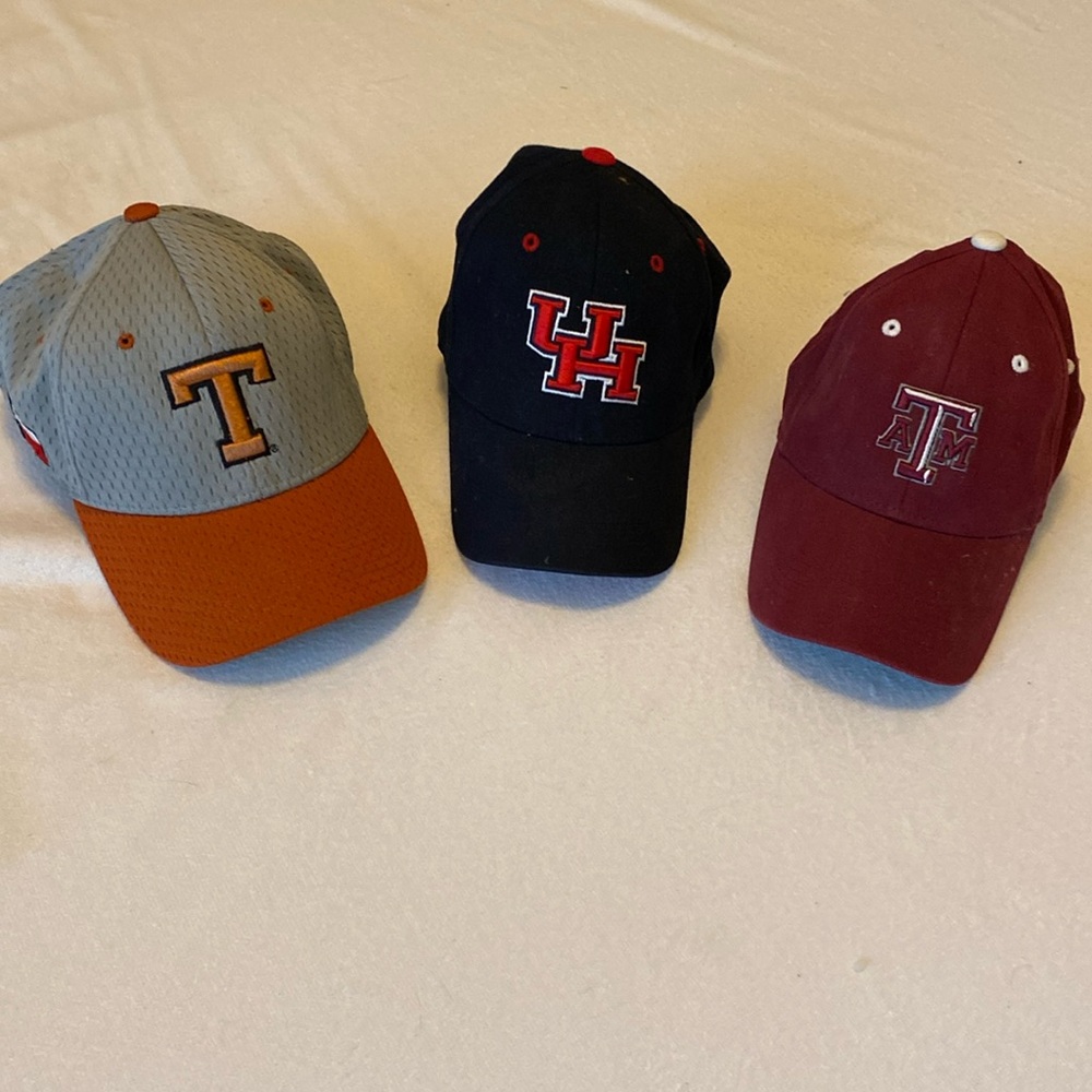 Hats, hats, hats 🧢. Bundle of 3 Trxas college hats. Unisex